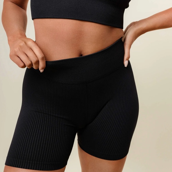 NWT - white on earth High-Rise Aura Ribbed Short 5" - Black - Small - Picture 5 of 5